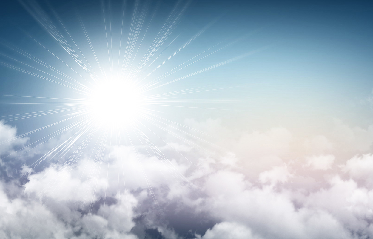 Sol Skinner Paa Himmel Med Skyer