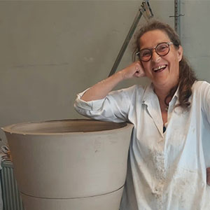 Mette Hyllested med stor krukke