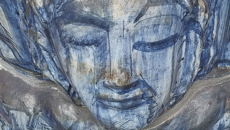 Kvindeansigt malet i blå toner